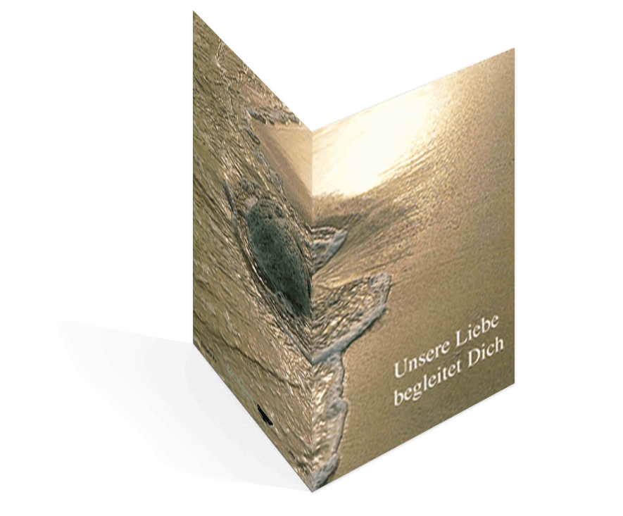 Sterbebildvorlage mit einem Strand und der Aufschrift "Unsere Liebe begleitet Dich".